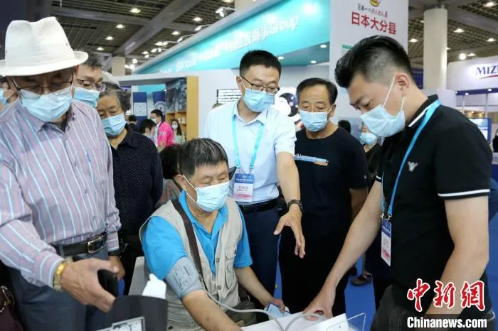 9月8日，民众在2021济南·日本进口商品博览会上体验医养健康仪器。　沙见龙 摄