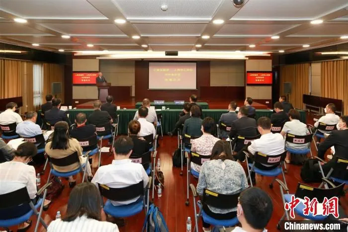 上海证监局与上海市工商联签署《合作备忘录》，合力推动上海民营上市公司高质量发展。　上海市工商联供图。
