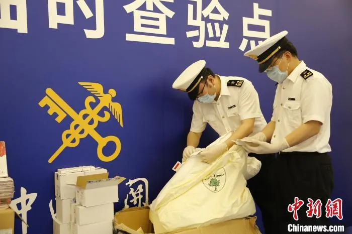 宁波海关关员加班加点对抵达宁波会展中心的进境展品开展现场查验。　宁波海关 供图