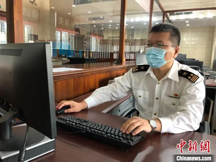 哈尔滨太平机场海关工作人员正在为松茸办理通关手续。　郇宇 摄