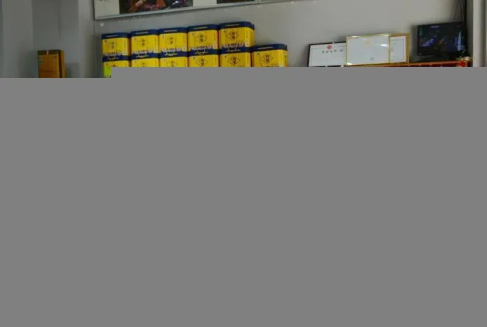 重庆市彭水县税务人员到苗妹香香优质农产品股份合作社门店，了解经营情况。　谢绍春 摄