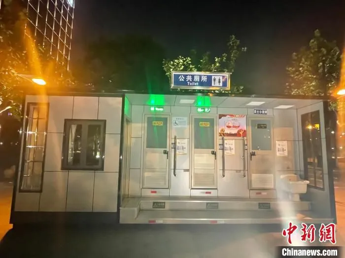 位于陆家嘴的夜间扫码公厕　李秋莹　摄