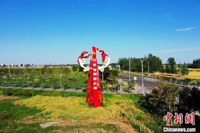 徐沛快速通道旁湖西农场入口。　张建设 摄