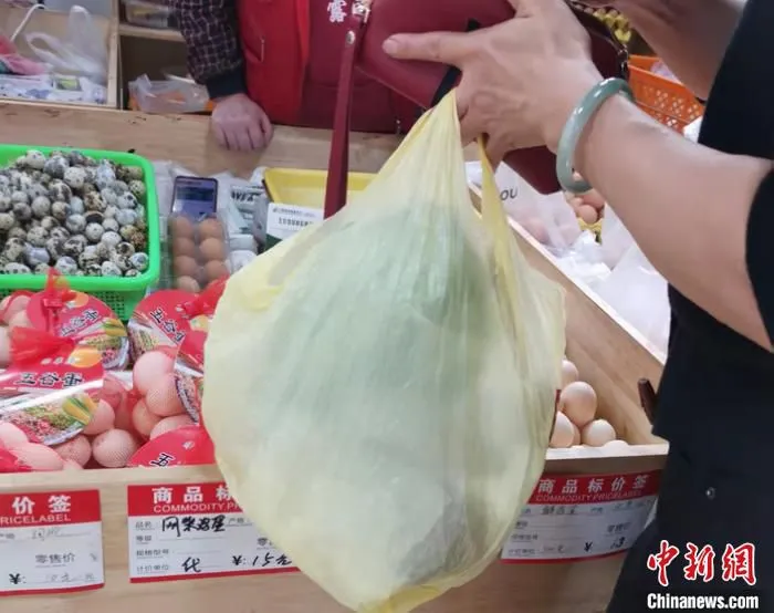 北京市西城区某菜市场售卖的鸡蛋。 中新网记者 谢艺观 摄