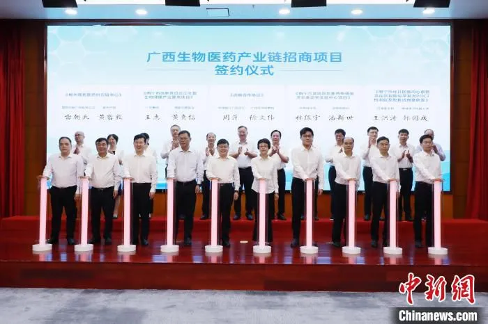 图为签约仪式。　杨彪 摄