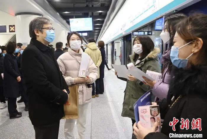 2021年12月31日京港地铁3条新线(段)开通当日，京港地铁总经理邵信明与沿线居民及乘客交流。　京港地铁供图