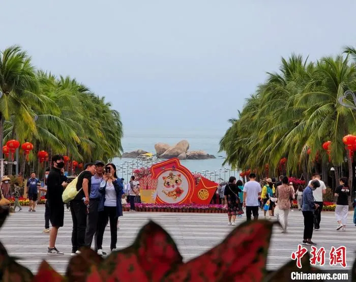 三亚天涯海角游览区，游客以海为背景拍照留影。　王晓斌 摄