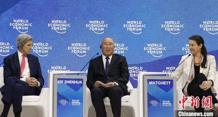 图为解振华在对话会上发表演讲， 图左为美国总统气候问题特使克里。 中新社记者 德永健 摄