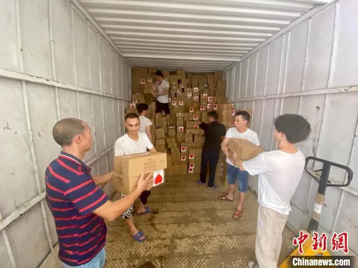 图为螺蛳粉企业员工正在将螺蛳粉装车。　陈伟 摄