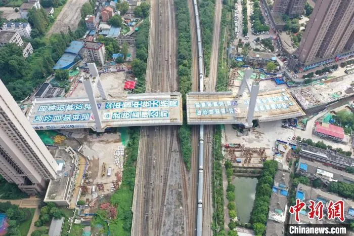 图为，武汉建安街上跨铁路桥东主塔墩梁体完成转体 丁凯 摄