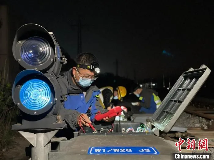 工作人员连夜施工，全力确保施工进度和工程质量。　广铁集团长沙电务段供图