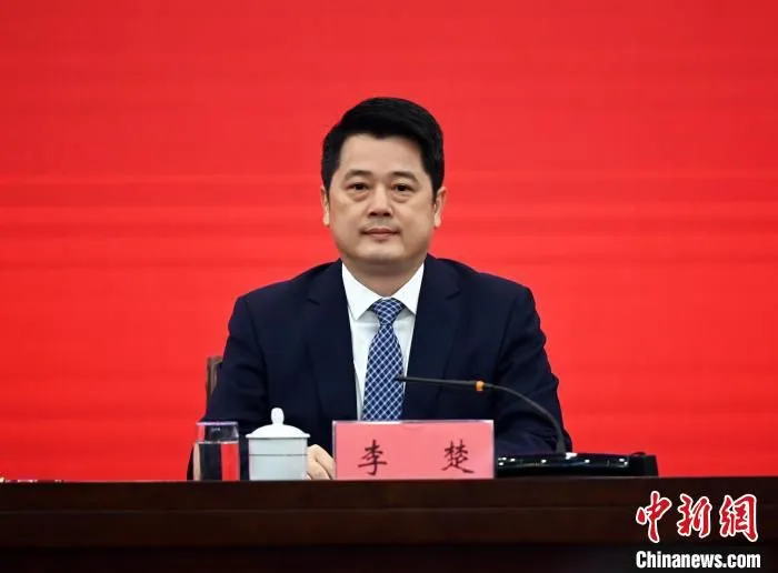 桂林市市长李楚在会上介绍相关情况。　杨志雄 摄