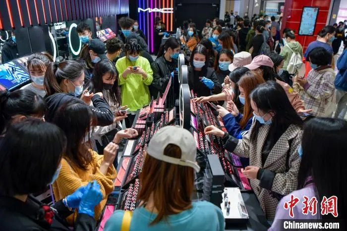 资料图：消费者正在美妆店购物。　骆云飞 摄
