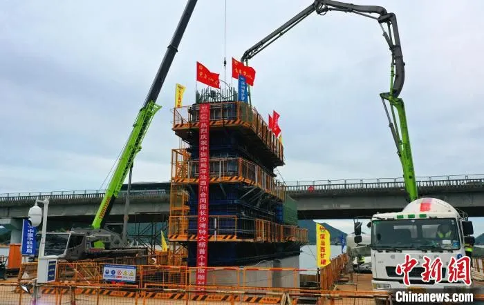 深汕西高速改扩建工程长沙湾特大桥首个主墩浇筑完成 中铁四局供图