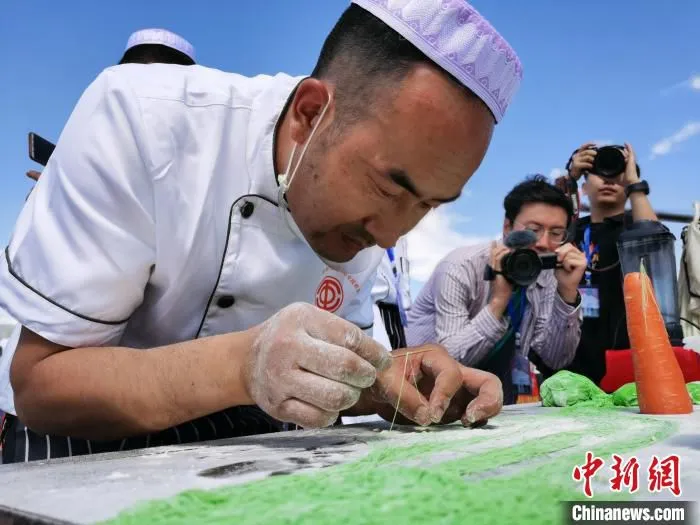 图为竞赛选手用拉面穿针。　张添福 摄