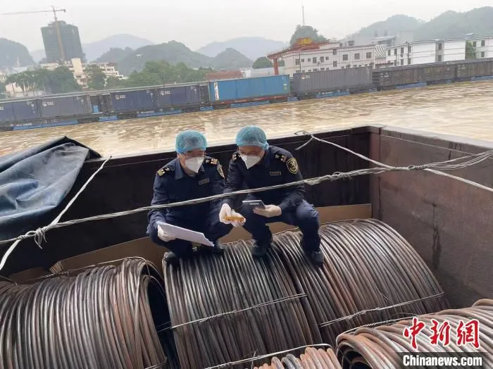 凭祥海关关员对出口钢条进行查验。　赖婧 摄
