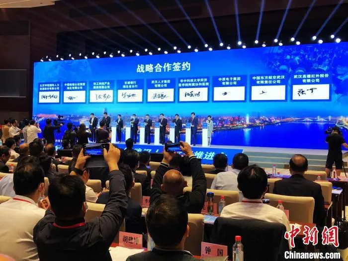 武汉人才集团有限公司与8家单位签署战略合作协议 张芹 摄