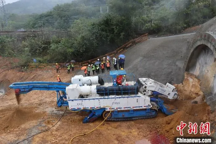航拍巢(湖)至马(鞍山)城际铁路CMSG-3标新大金山隧道施工现场。　黄淑漫 摄