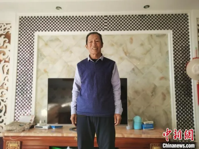图为在新家的张云换。　李爱平 摄