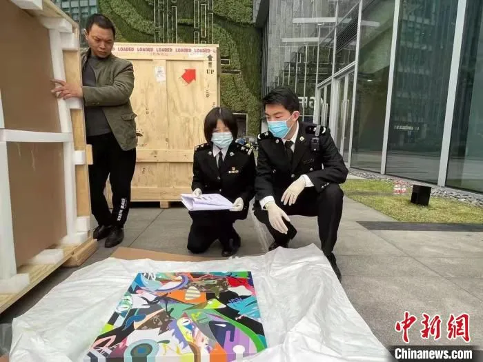 图为重庆海关关员现场保障跨境展览展品顺利转关。　重庆海关供图