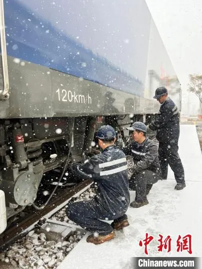 图为铁路职工在检查列车情况。　何思远 摄