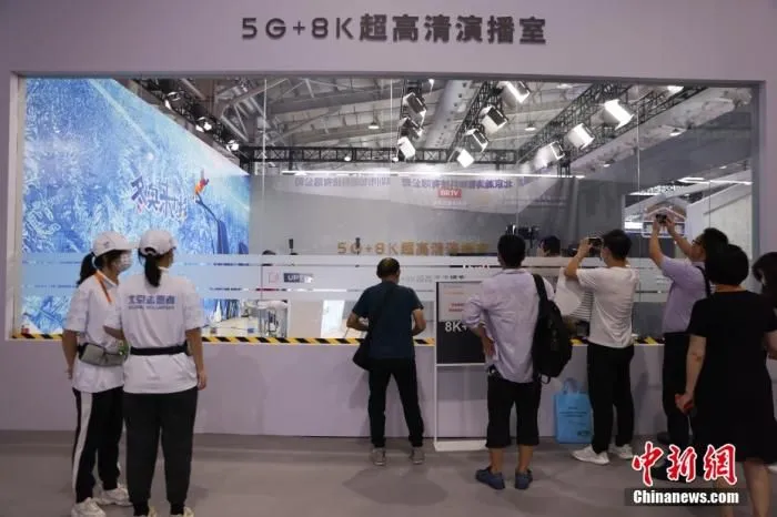 5G 8K超高清演播室吸引参观者。 中新社记者 蒋启明 摄 　