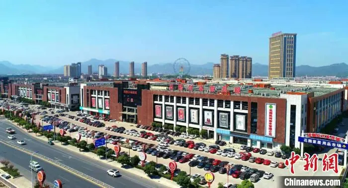花园红木交易市场 王红江 摄