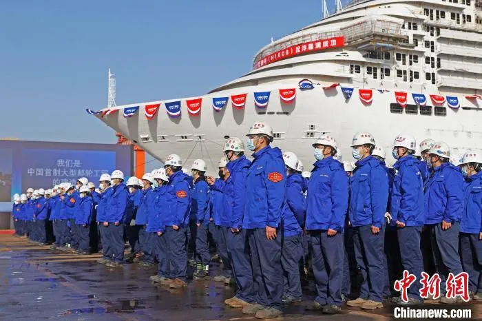 中国首制大型邮轮在上海外高桥造船有限公司顺利实现坞内起浮。　殷立勤 摄