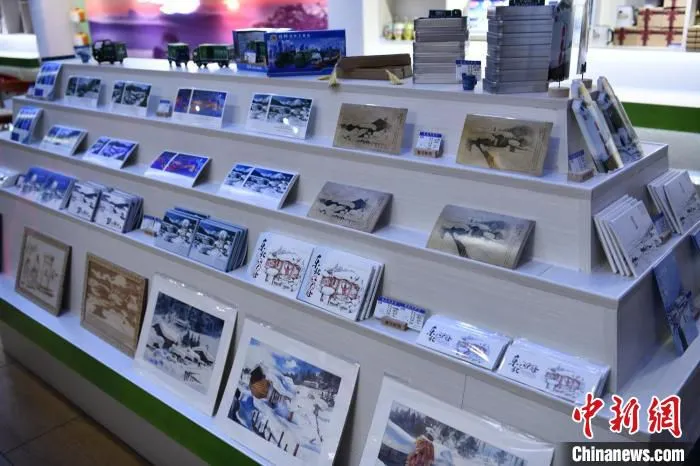 图为黑龙江雪乡风景区“童话邮局”，文创产品增色旅游发展 王衍龙 摄