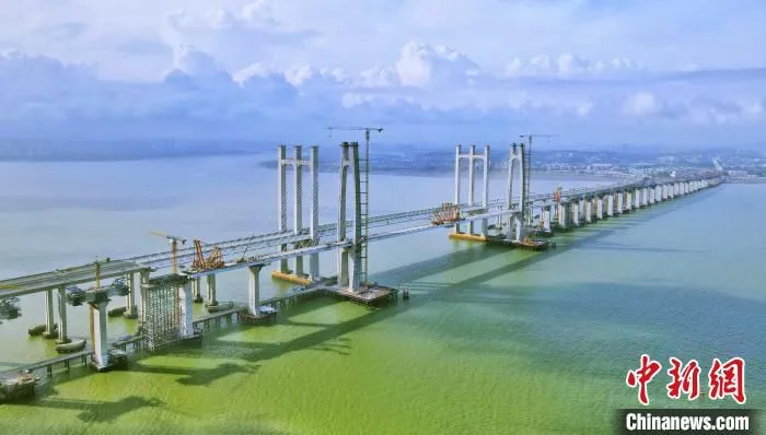 图为，福厦高铁泉州湾跨海大桥(右侧)泉州环城高速公路跨海大桥(左侧)比邻而立 殷同 摄