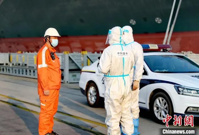 山东出入境边防检查总站黄岛边检站的执勤民警在为 “长赐”轮执行船舶监护任务，确保口岸船舶安全。　张进刚 摄