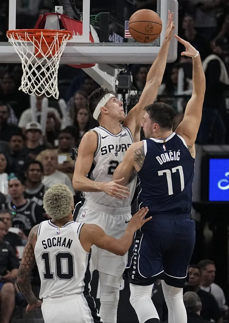 獨行俠當家球星當積(Luca Doncic)就取得三雙的33分14籃板10助攻。美聯社