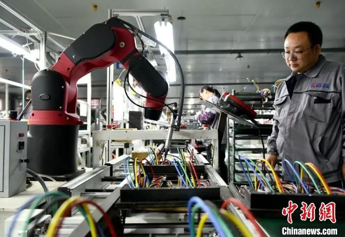 徐州科亚机电有限公司控制器装配线经过智能化升级后，生产效率提高三倍以上。　朱志庚 摄