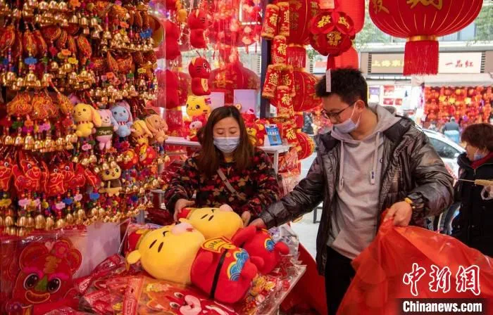 春节“虎元素”饰品备受消费者青睐。　刘忠俊 摄