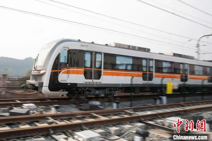 图为重庆轨道交通4号线二期列车正在试跑。　重庆市住房和城乡建设委员会供图