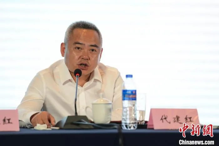 图为重庆市沙坪坝区政府副区长、党组成员，重庆国际物流枢纽园区党委书记、管委会主任代建红答投资者问。　何蓬磊 摄