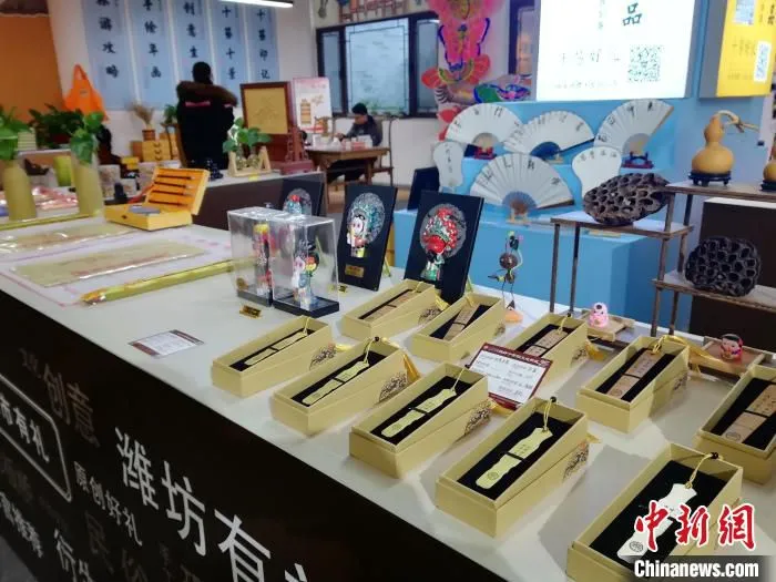 资料图：2018年，潍坊市一家文创产品店，推出的文创产品展示。　孙婷婷 摄
