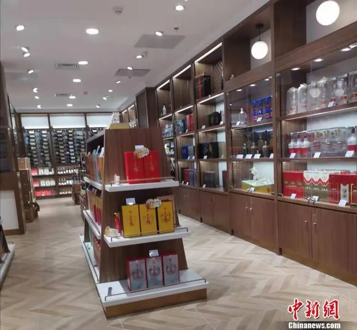 资料图:北京海淀区的一家烟酒超市。 中新网记者 谢艺观 摄 资料图:北京海淀区的一家烟酒超市。 中新网记者 谢艺观 摄