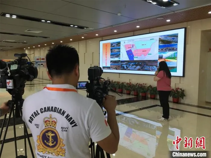 图为“沿着高速看中国(广东)”采访团记者在梅州综合保税区采访 宋秀杰 摄