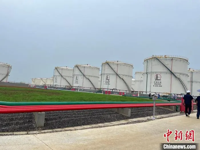 图为中国石化销售湖北石油宜昌枝江油库 武一力 摄