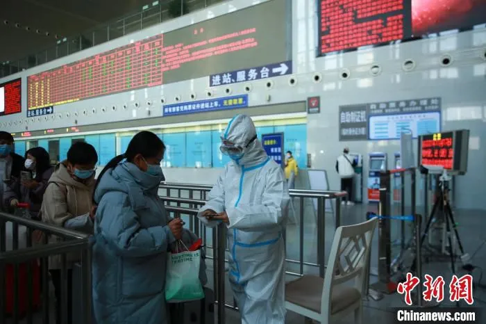 图为在南昌站，旅客有序检票进站。　张倩 　摄