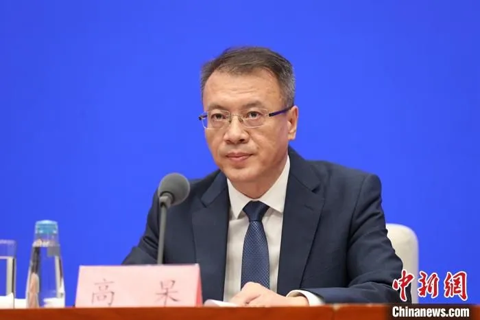 8月30日，中国国务院新闻办公室在北京举行国务院政策例行吹风会，中国国家发改委副秘书长高杲介绍《“十四五”就业促进规划》有关情况，并答记者问。 中新社记者 杨可佳 摄