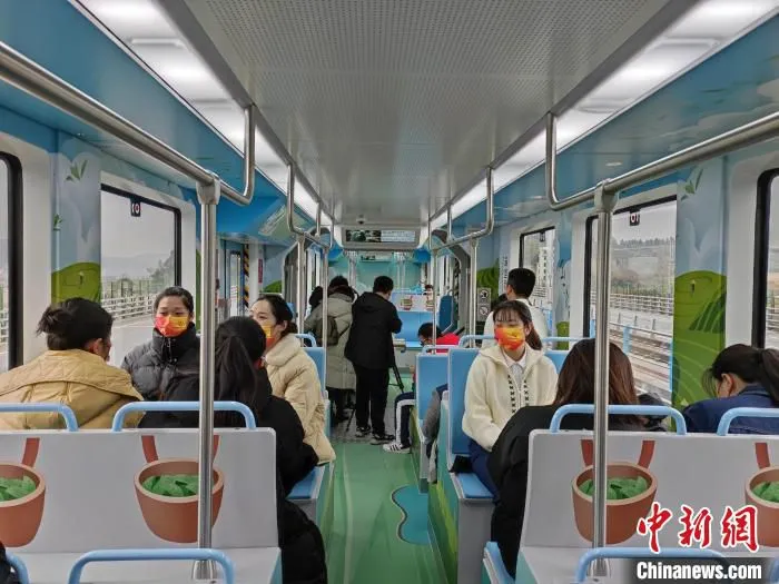 众多市民和游客前来体验，坐在平稳舒适的列车上和清新雅致的车厢内，饱览沿途美丽风光。　王浩 摄