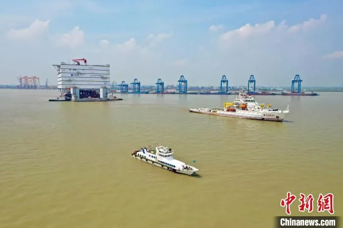 10日，“巨无霸”海上换流站江苏开启江海“大腾挪”。　滕永超 摄