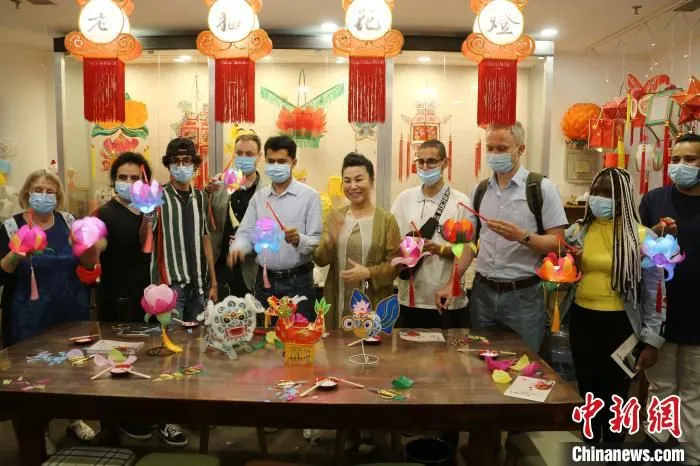 图为在潍外国友人体验非遗制作。　沙见龙 摄