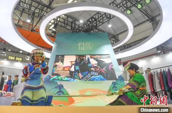 “丝鹿东方·2021中国国际丝绸博览会”现场。　王刚 摄