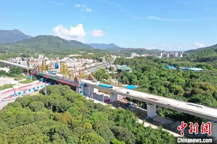 图为，中铁十一局承建广汕高铁贝子头特大桥正在收尾 肖帆 摄