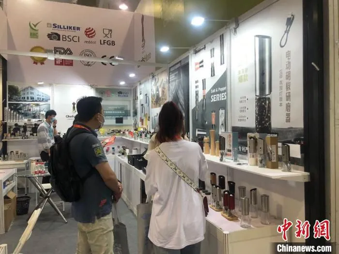中国(宁波)出口跨境电商博览会现场。　林波 摄