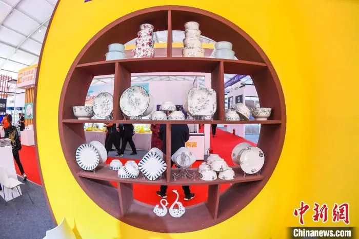 图为展厅内的陶瓷产品。　武俊杰 摄