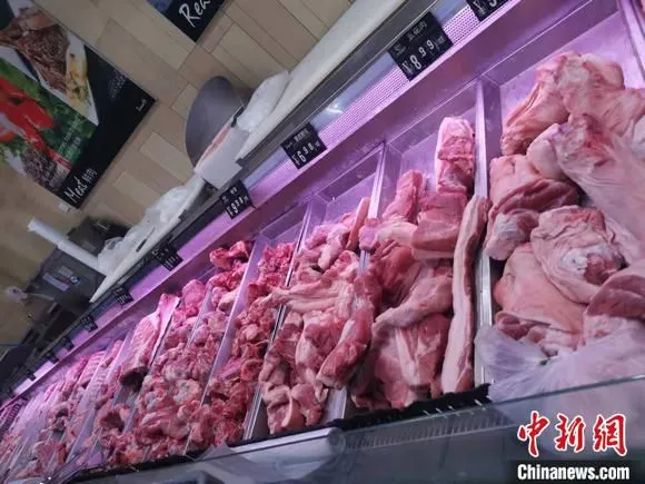 丰台区某超市的猪肉价格。 中新网记者 谢艺观 摄